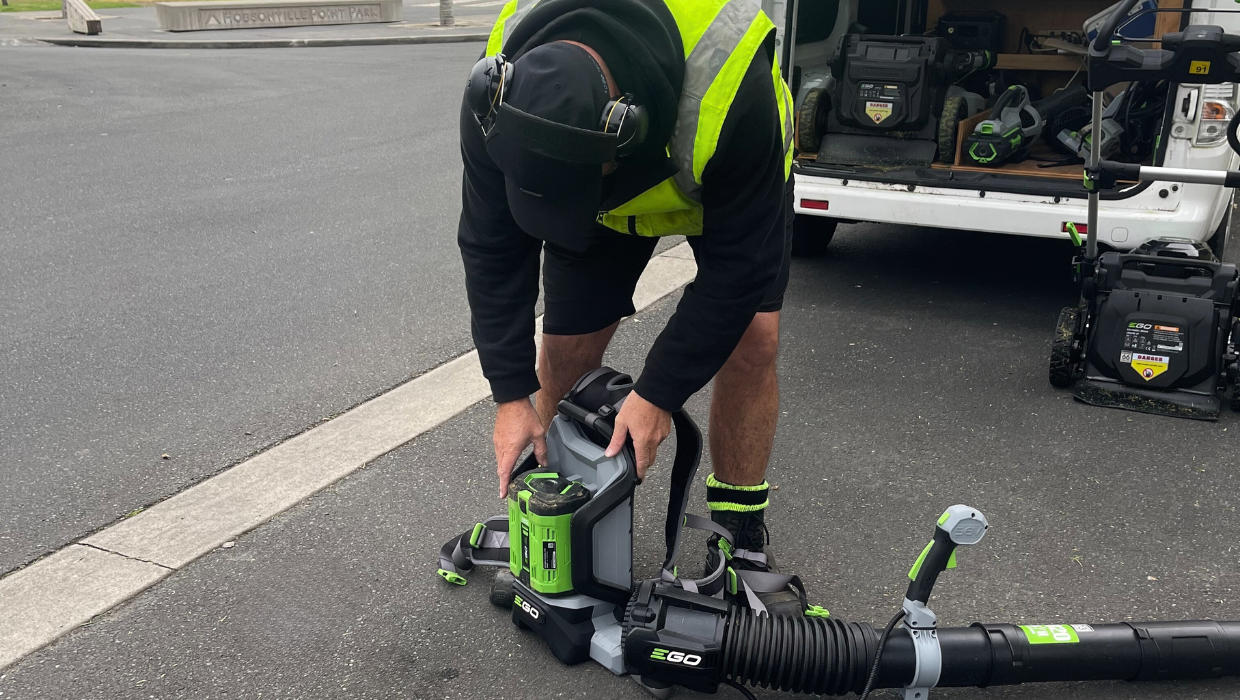 Low Noice & No Oil Spilling - Clean Planet Lawn Mowing Service 